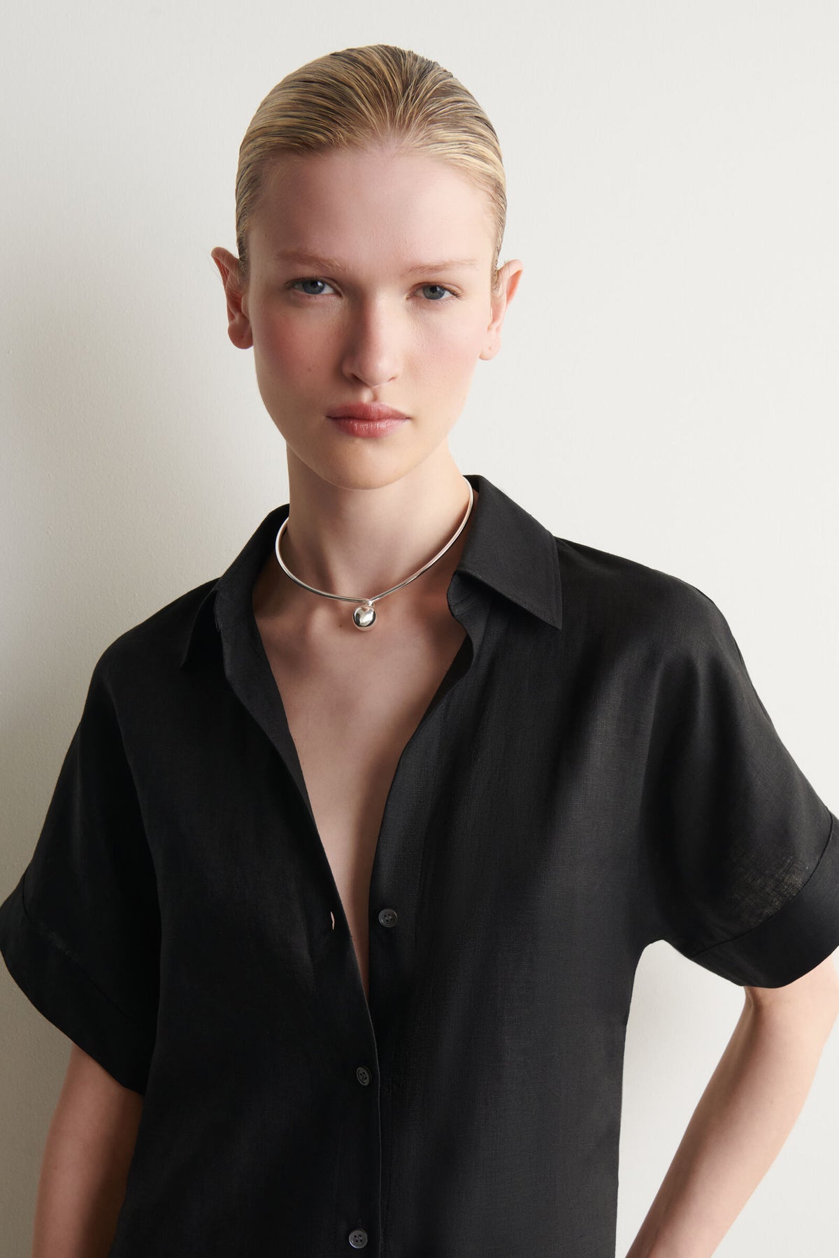 VESTIDO CAMISERO DE LINO CON CUELLO ABIERTO - NEGRO