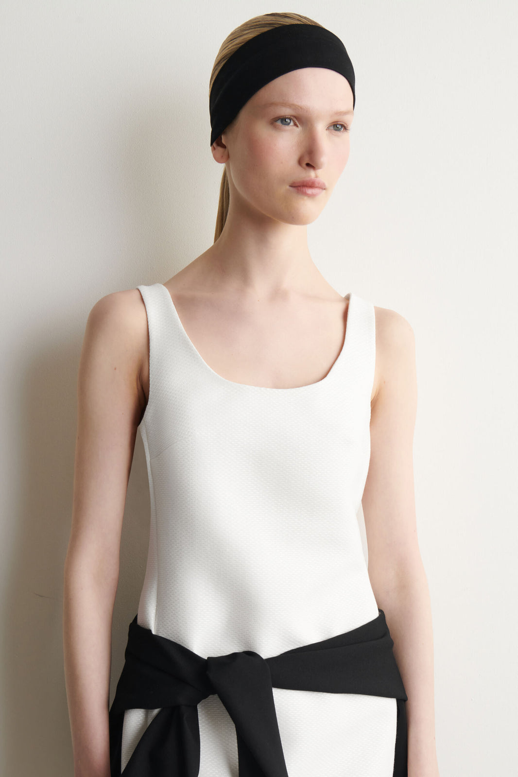 VESTIDO MINI ESCULTÓRICO TEXTURIZADO - BLANCO