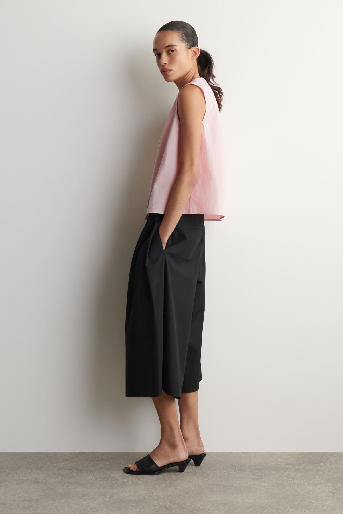 BLUSA SIN MANGAS CON PLIEGUES - ROSADO
