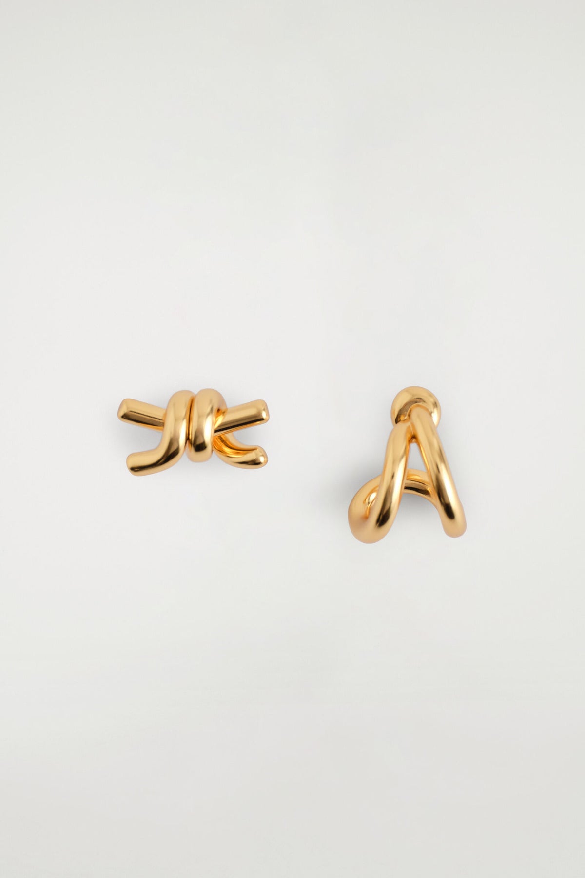 ARETES NUDOS DESIGUALES - DORADO | DescriptiveStillLife
