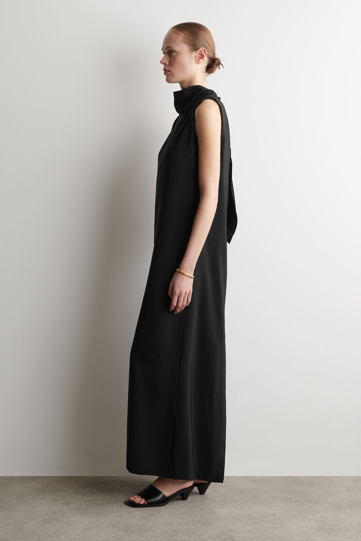 VESTIDO MAXI CON CUELLO ALTO Y DETALLE DE LAZO - NEGRO - StillMedia/Lookbook
