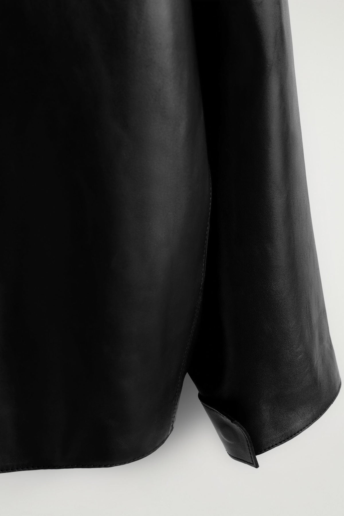 CHAQUETA DE CUERO CON CUELLO DE EMBUDO - NEGRO | DescriptiveDetail