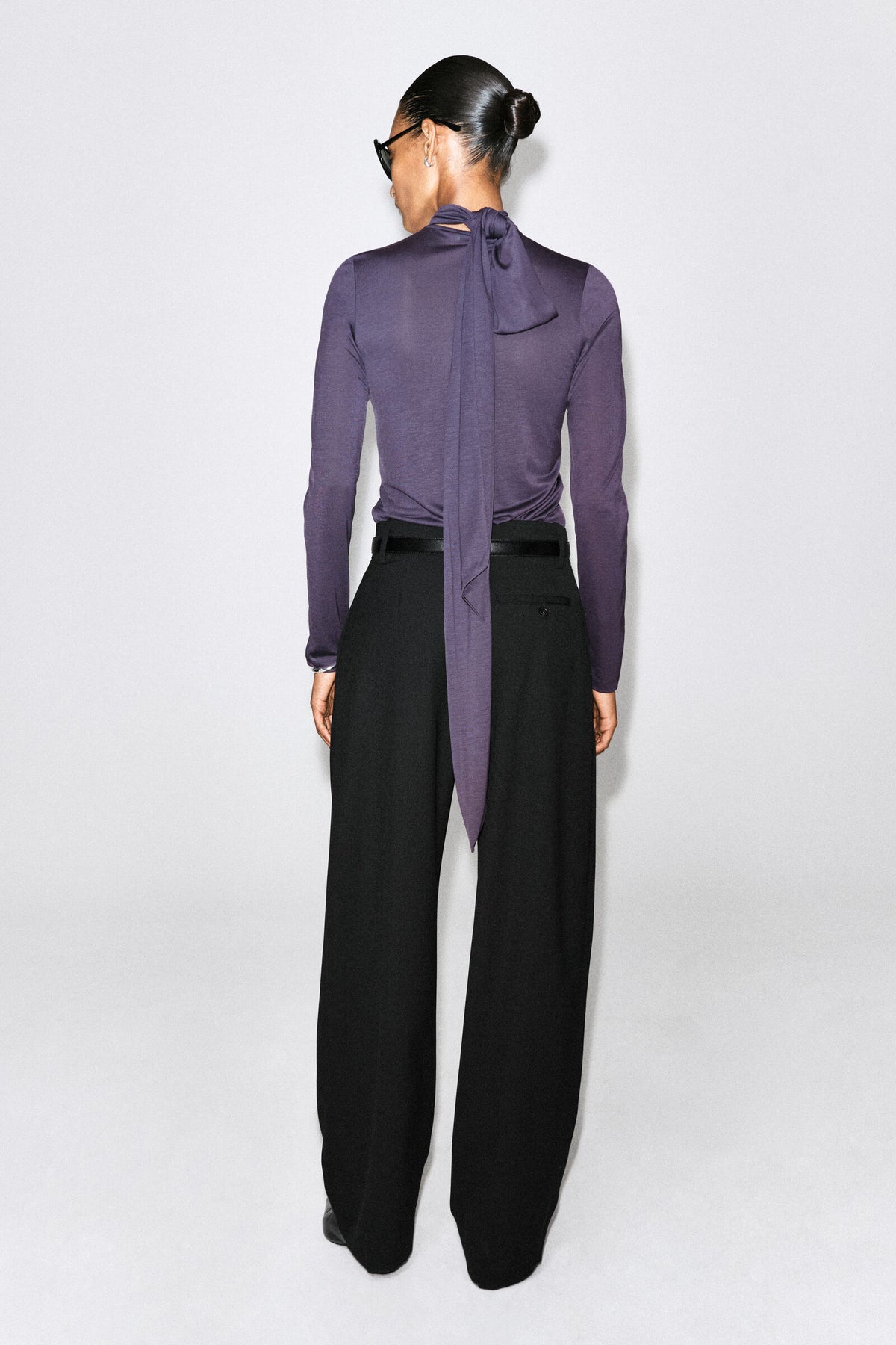 BLUSA FLUIDA CON DETALLE DE PAÑUELO - PÚRPURA OSCURO