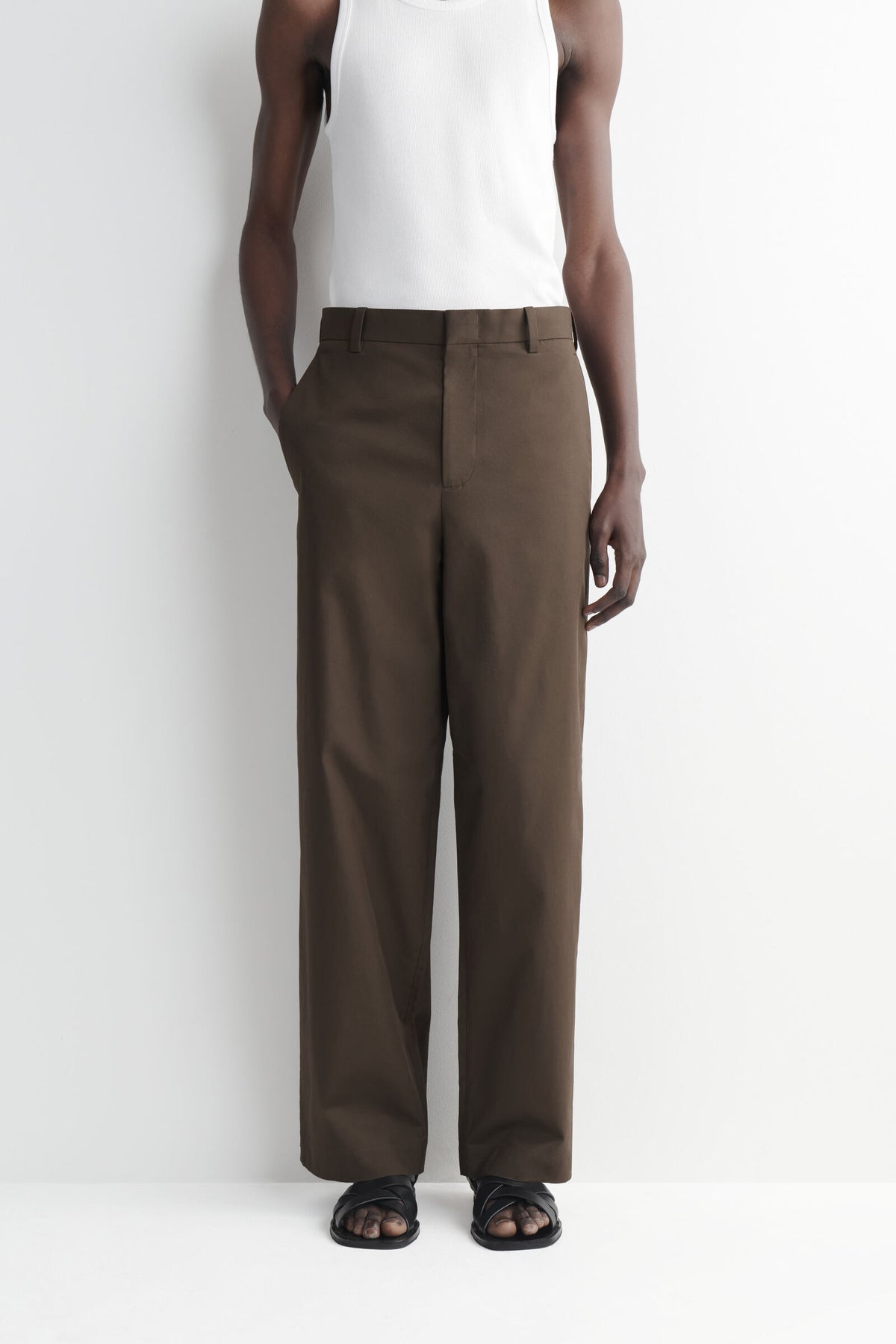 CHINOS DE ALGODÓN DE CORTE RELAJADO Y PIERNA ANCHA - MARRÓN OSCURO