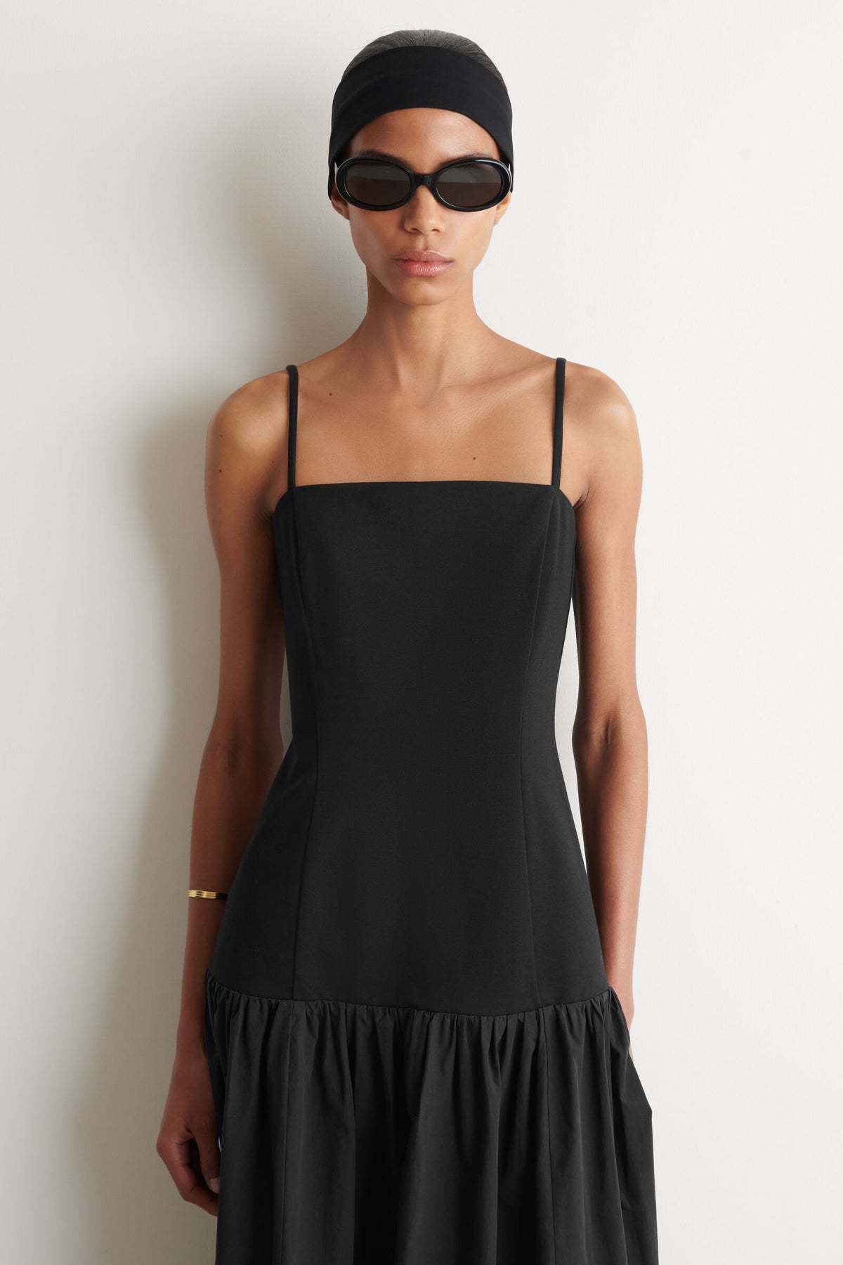 VESTIDO MIDI ESCULTÓRICO CON CINTURA CAÍDA - NEGRO
