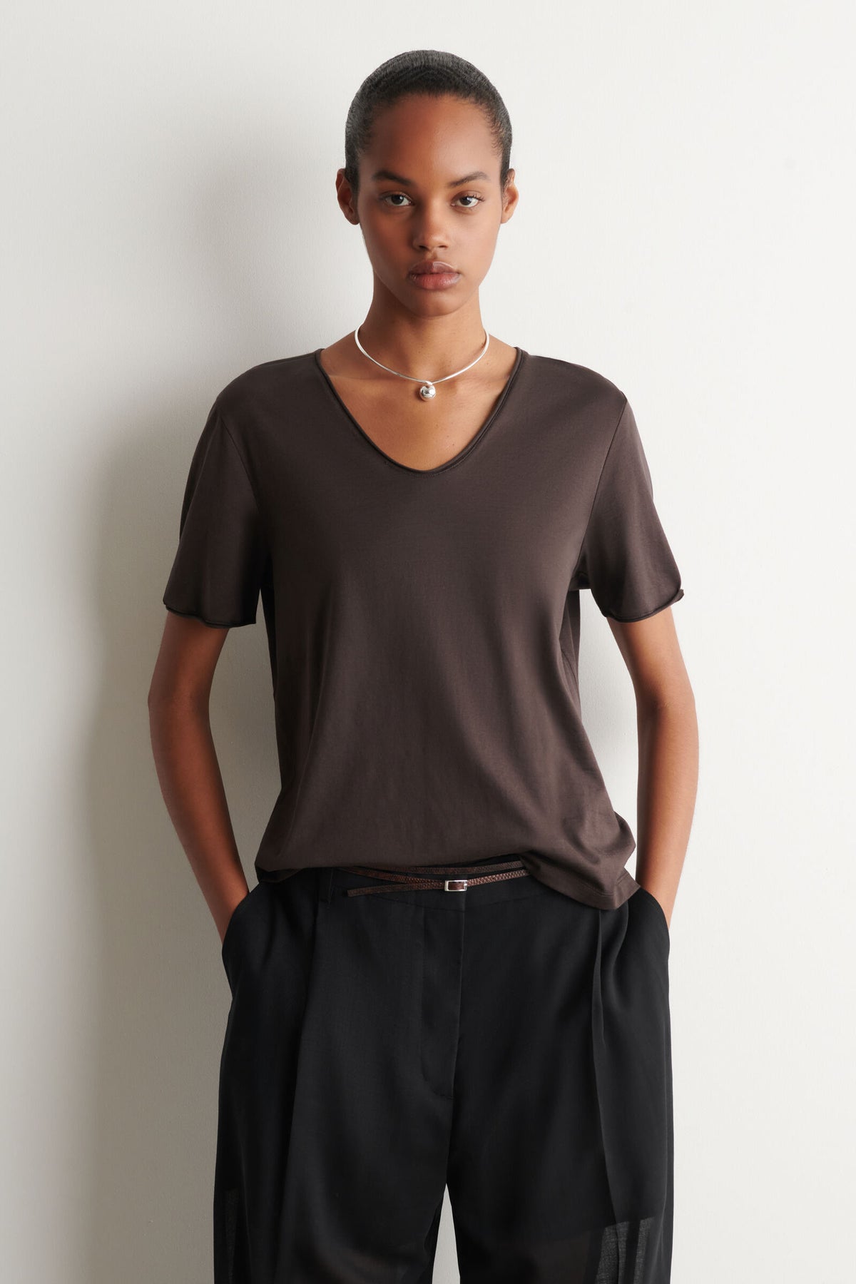 CAMISETA DE ALGODÓN LIGERO CON CUELLO U - MARRÓN