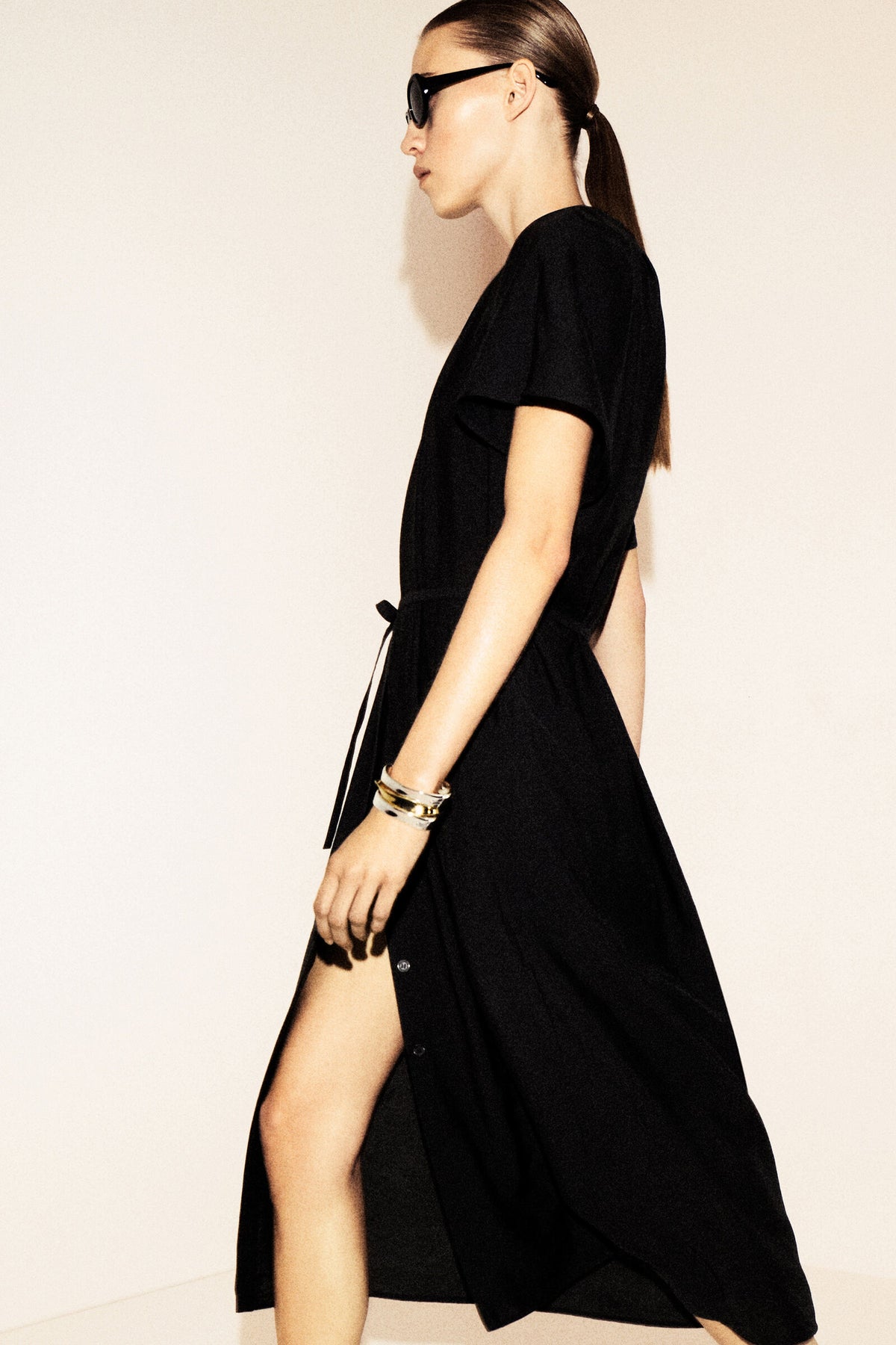 VESTIDO MIDI PLISADO CON CINTURÓN - NEGRO - StillMedia/Environmental