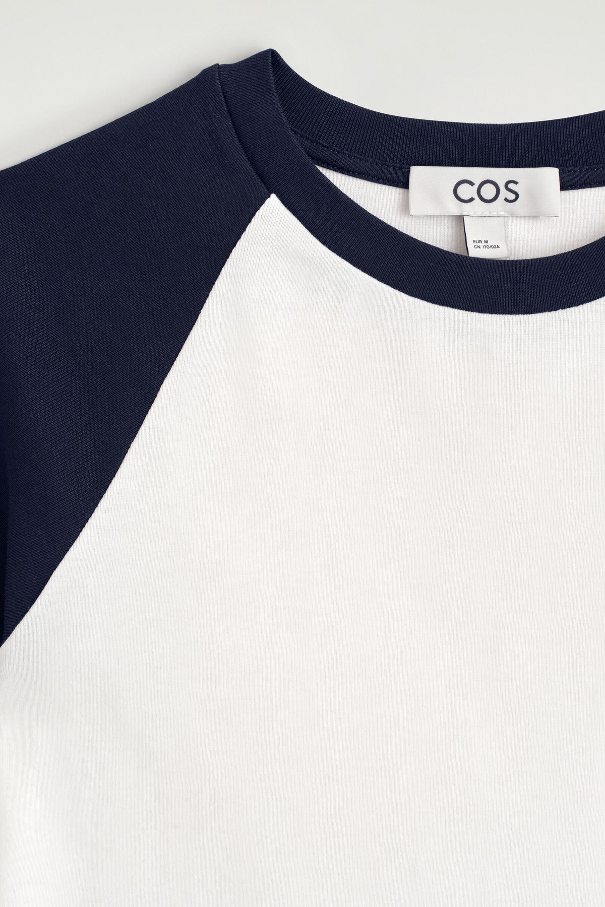 CAMISETA RAGLÁN DE ALGODÓN AJUSTADA - BLANCO / MARINO | DescriptiveDetail