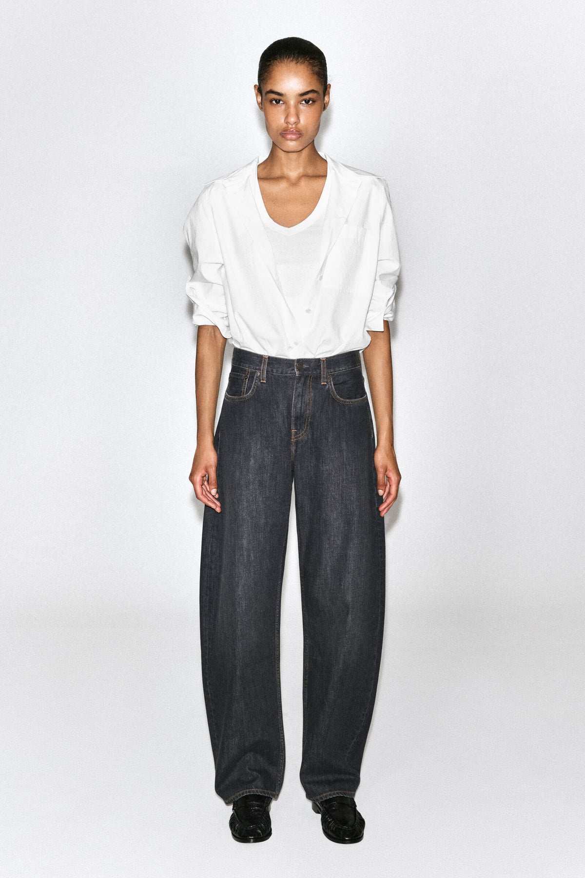 JEANS DE PIERNA CURVA - GRIS OSCURO