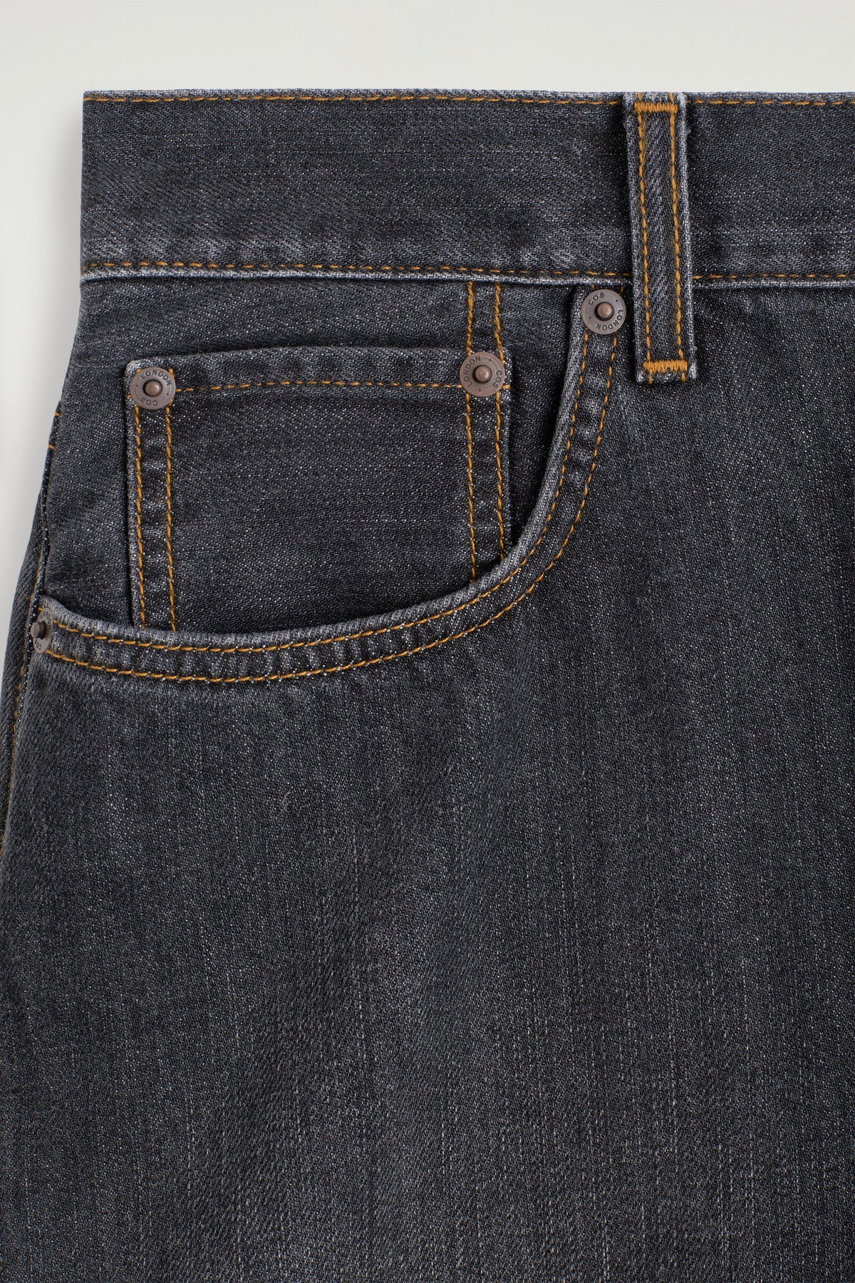 JEANS DE PIERNA CURVA - GRIS OSCURO | DescriptiveDetail