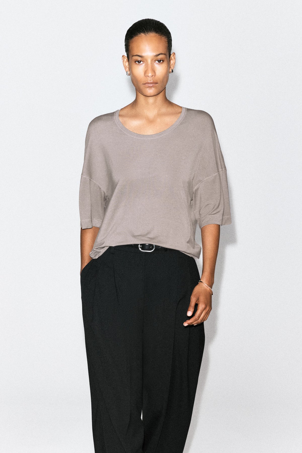 CAMISETA FLUIDA DE MODAL CON ESCOTE REDONDO - GRIS