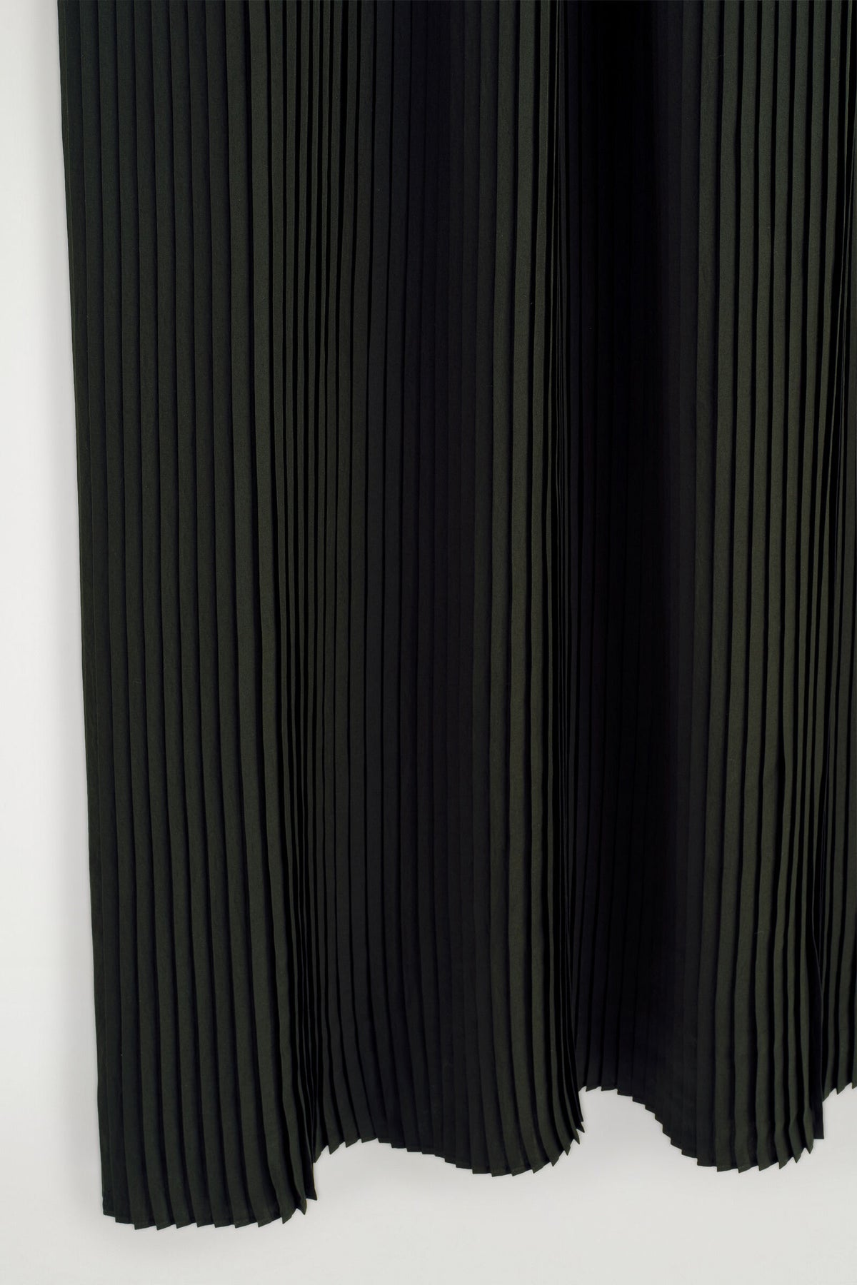 VESTIDO MAXI PLISADO CON ESCOTE V Y FRUNCIDO - VERDE OSCURO | DescriptiveDetail