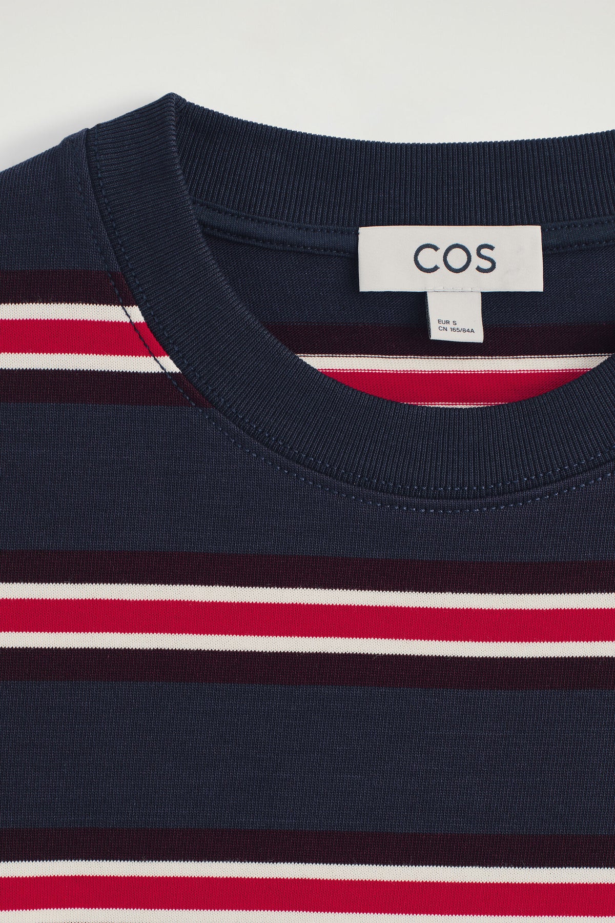 CAMISETA DE CORTE LIMPIO - MARINO / ROJO / A RAYAS | DescriptiveDetail
