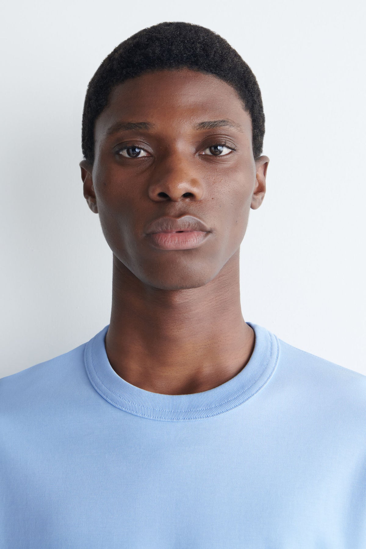 CAMISETA DE ALGODÓN ENTRELAZADO CON CUELLO REDONDO - AZUL CLARO