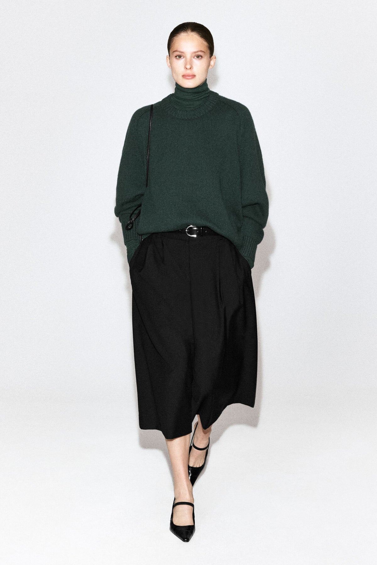 SWEATER DE CASHMERE DE CUELLO REDONDEADO - VERDE OSCURO