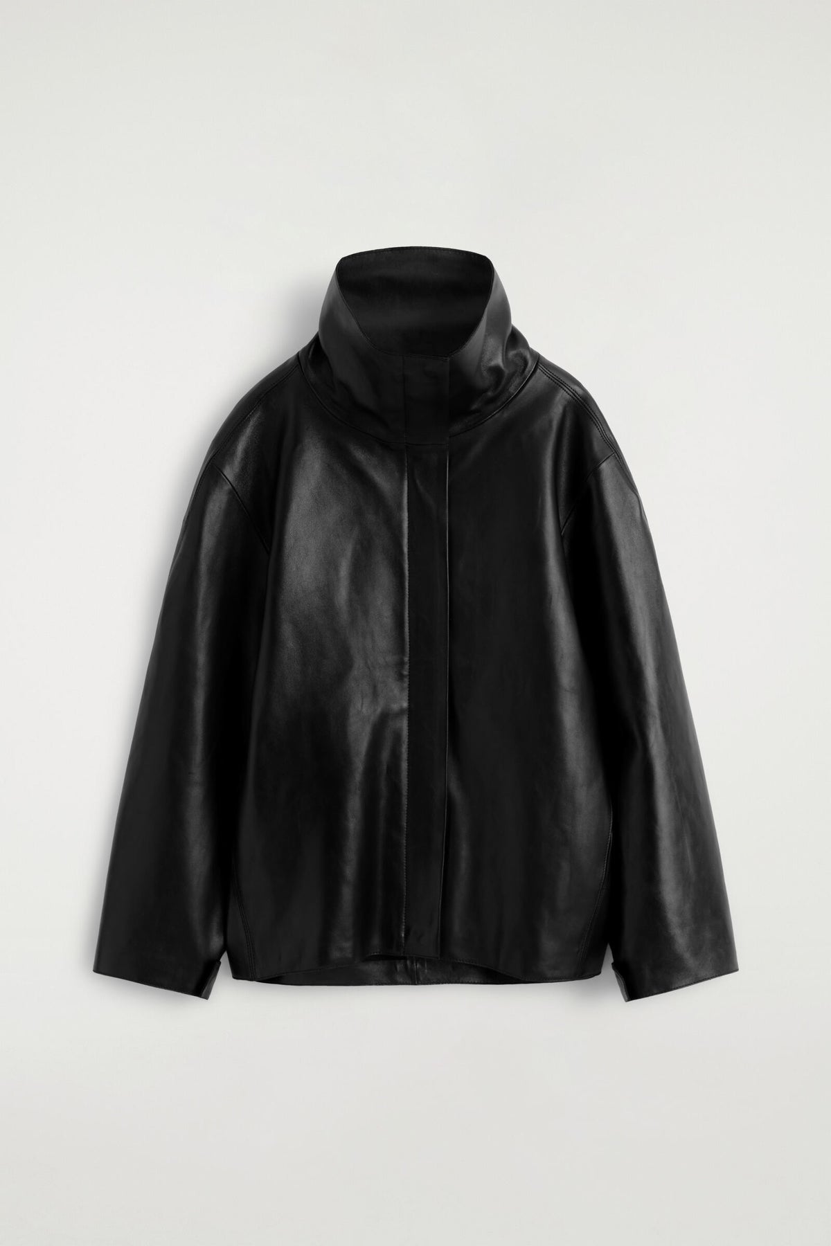 CHAQUETA DE CUERO CON CUELLO DE EMBUDO - NEGRO | DescriptiveStillLife
