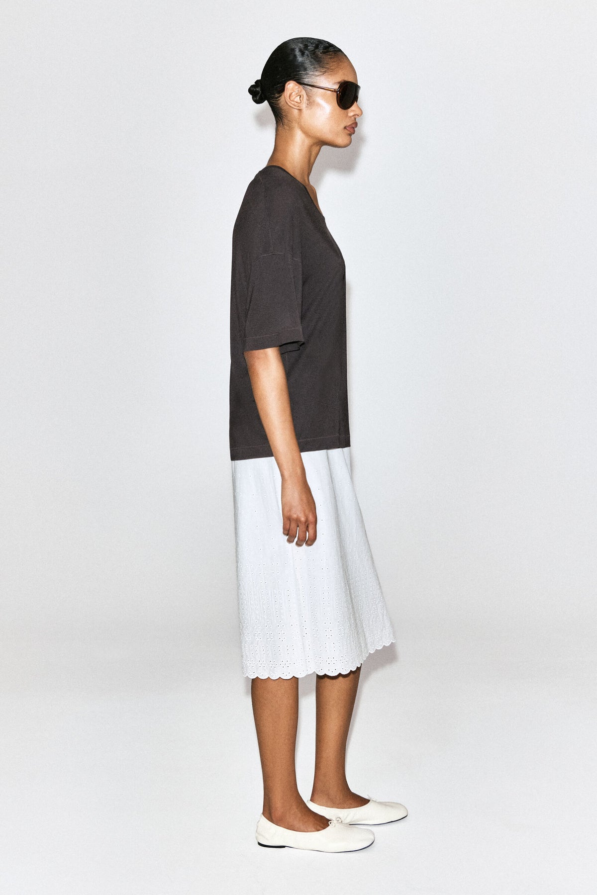 CAMISETA FLUIDA DE MODAL CON ESCOTE REDONDO - MARRÓN