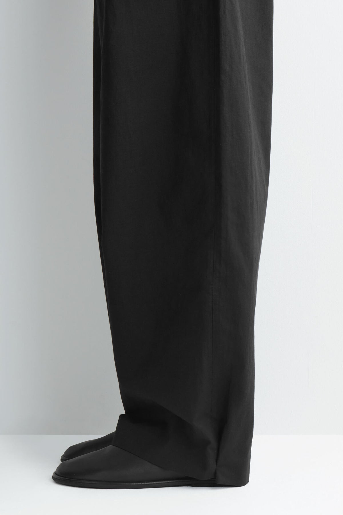 PANTALONES DE ALGODÓN Y LINO DE CORTE RELAJADO Y PIERNA BARREL - NEGRO