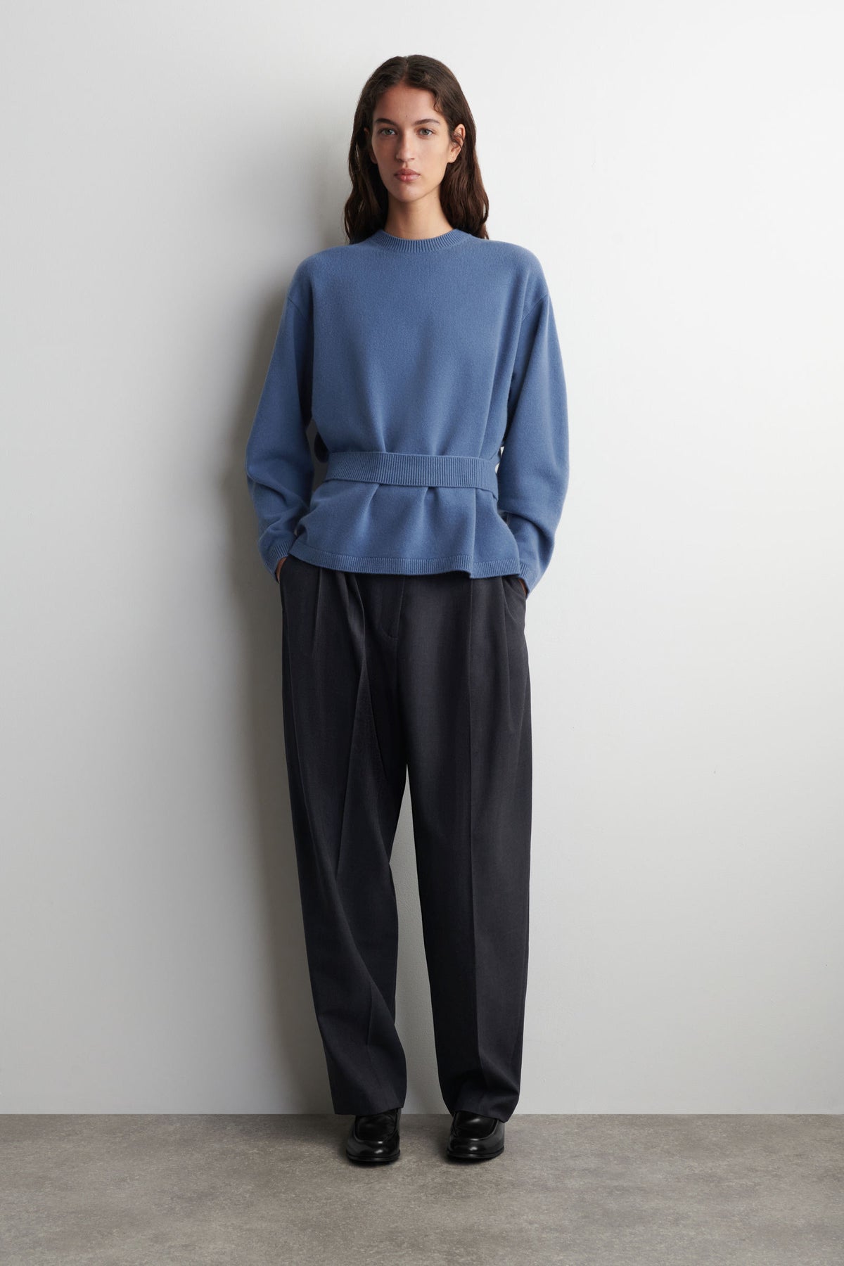 SUÉTER DE LANA MERINO CON DETALLE DE CINTURÓN - AZUL ACERO - StillMedia/Lookbook