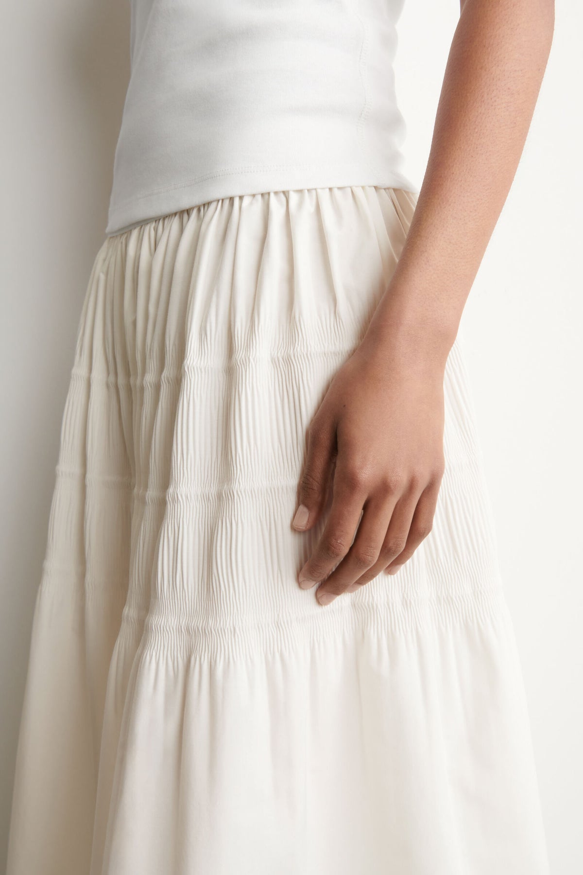 FALDA MIDI CON VUELOS Y PLIEGUES - BLANCO