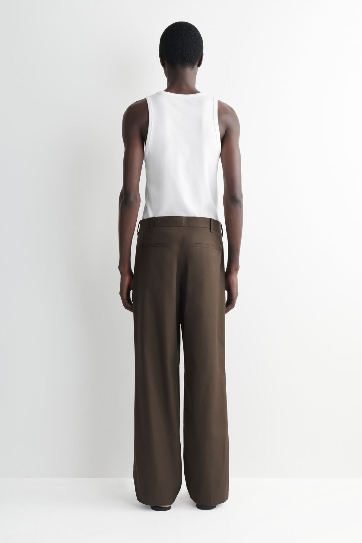 CHINOS DE ALGODÓN DE CORTE RELAJADO Y PIERNA ANCHA - MARRÓN OSCURO