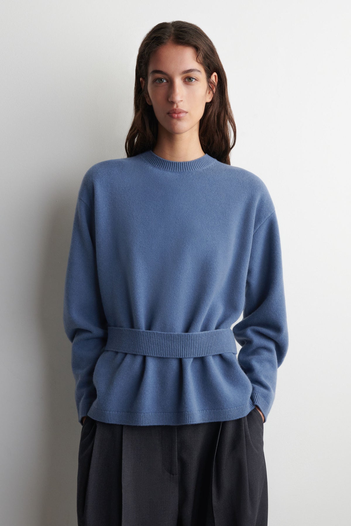 SUÉTER DE LANA MERINO CON DETALLE DE CINTURÓN - AZUL ACERO - StillMedia/Lookbook