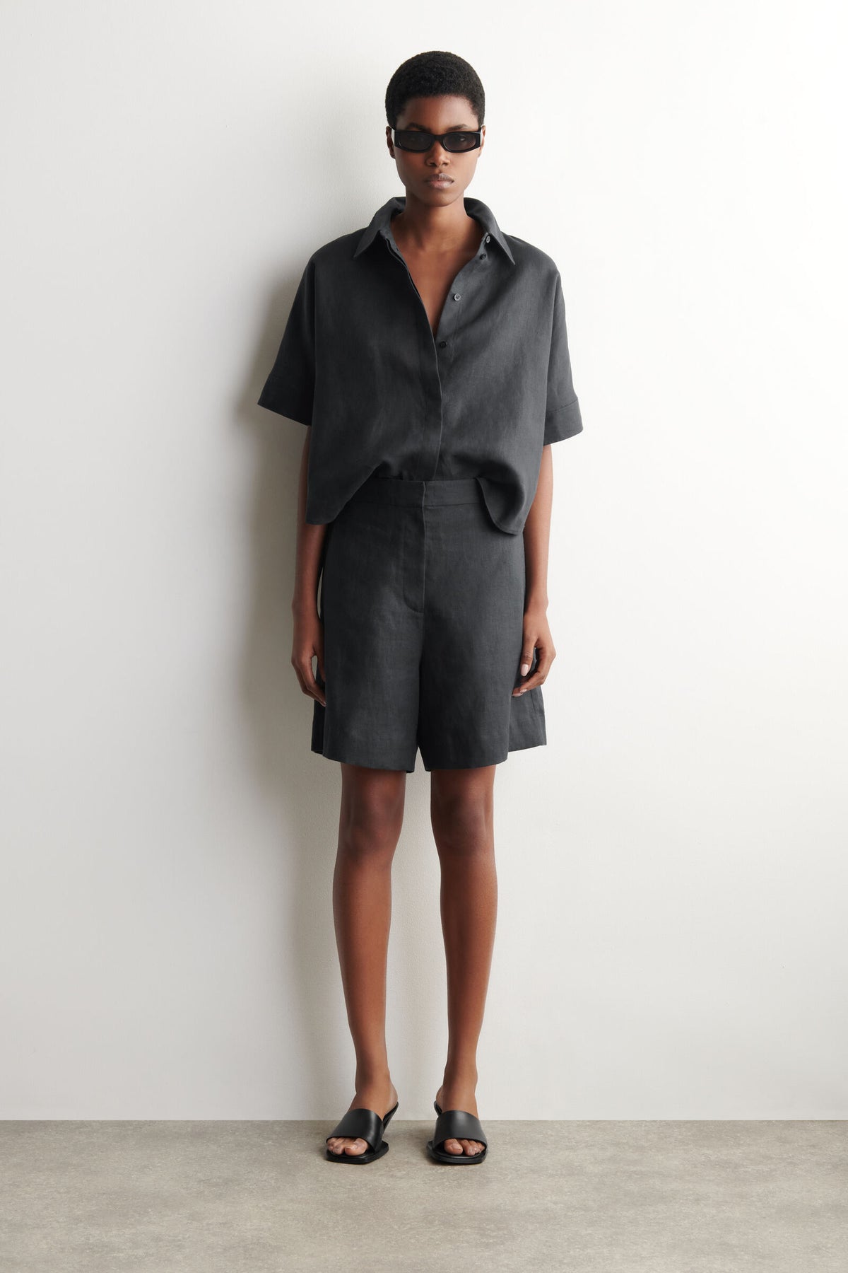 SHORTS DE LINO SASTRE CON ELÁSTICO - NEGRO - StillMedia/Lookbook