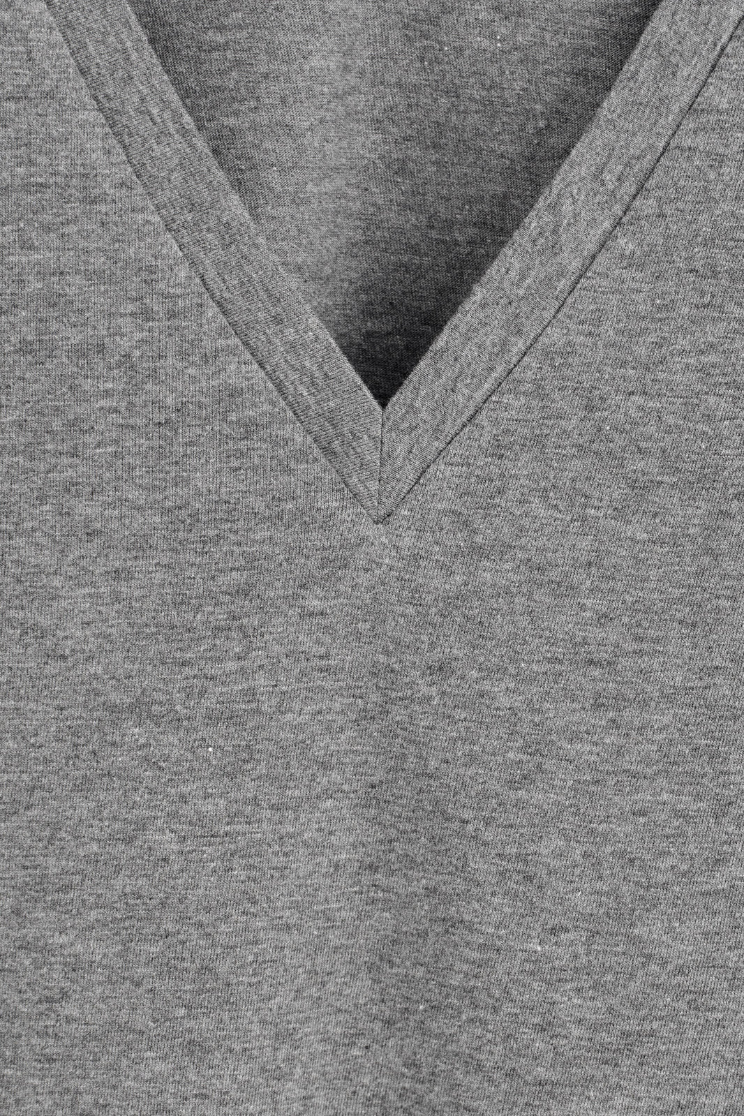 CAMISETA ALGODÓN CUELLO PICO - GRIS JASPEADO | DescriptiveDetail