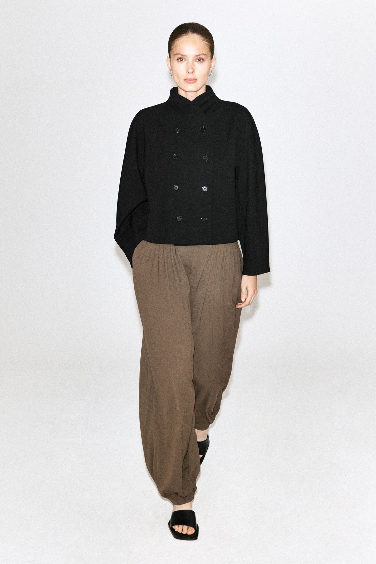 PANTALONES DE CREPÉ CON PLIEGUES - BEIGE OSCURO