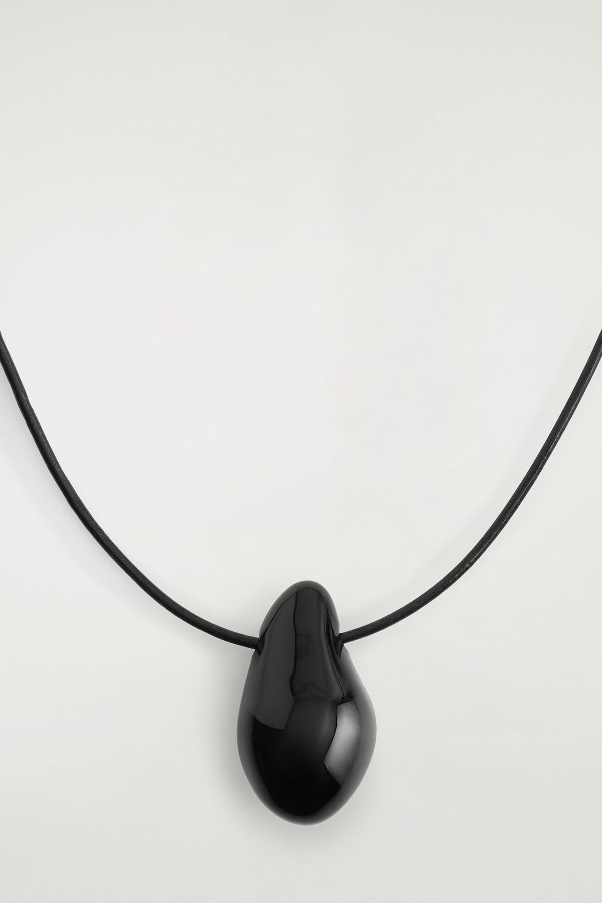 COLLAR CON DISEÑO DE CÁMARA DE VIDRIO - NEGRO | DescriptiveDetail