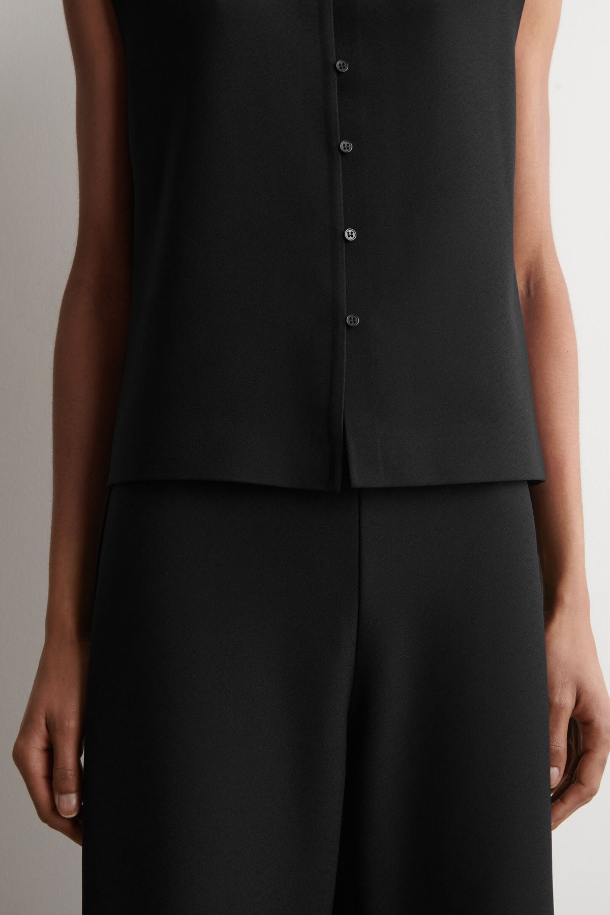 PANTALONES DE PIERNA RECTA CORTOS - NEGRO - StillMedia/Lookbook