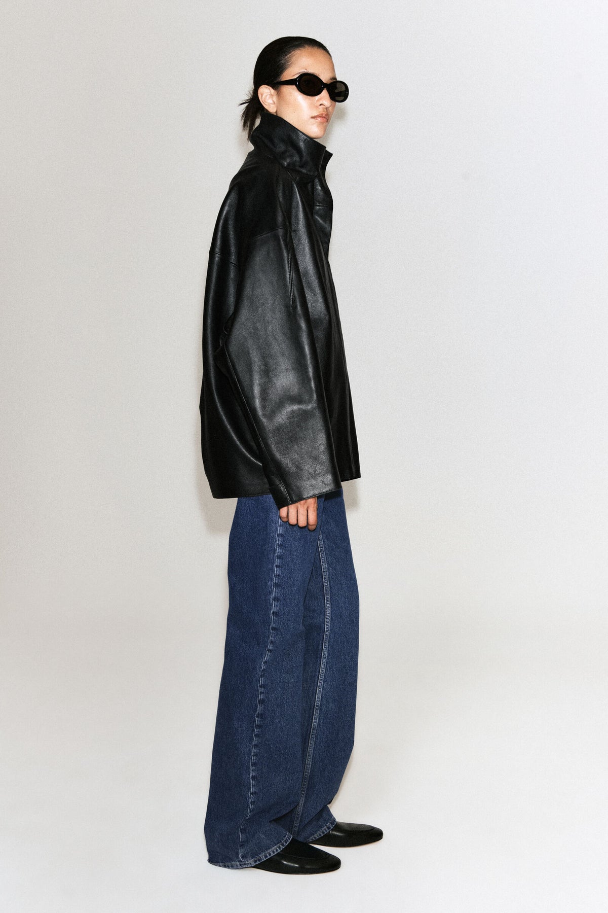 CHAQUETA DE CUERO CON CUELLO DE EMBUDO - NEGRO