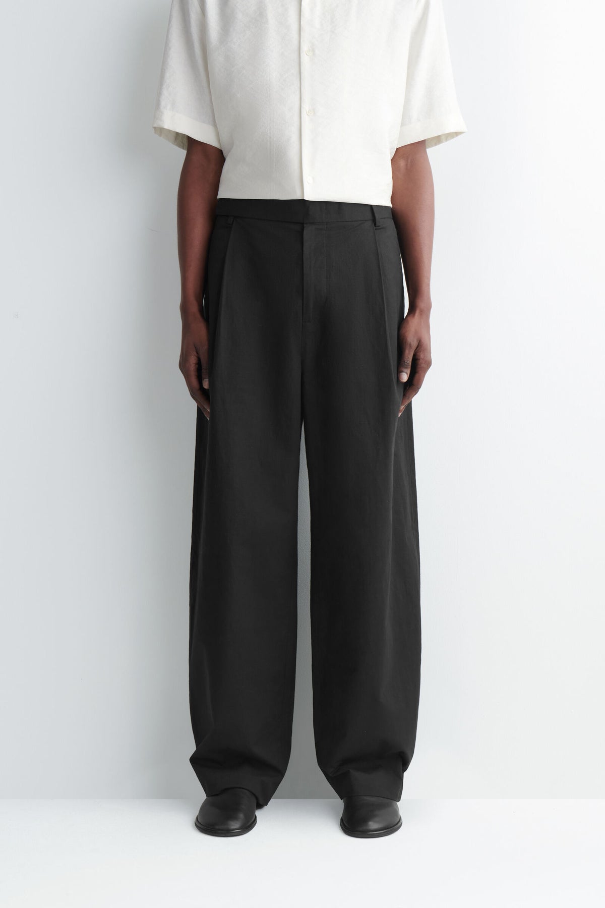 PANTALONES DE ALGODÓN Y LINO DE CORTE RELAJADO Y PIERNA BARREL - NEGRO