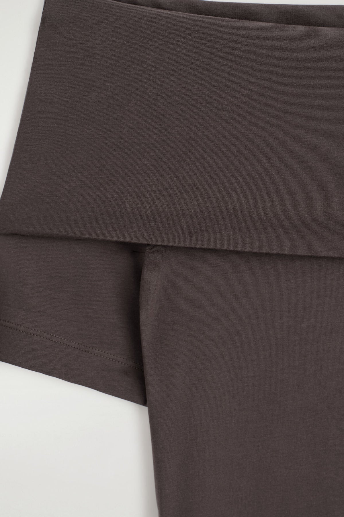 TOP DOBLADO Y DESCUBIERTO DE HOMBROS - MARRÓN | DescriptiveDetail
