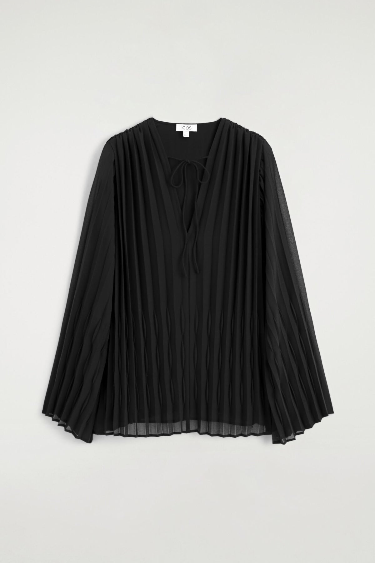 BLUSA DE GEORGETTE PLISADA CON LAZO - NEGRO | DescriptiveStillLife