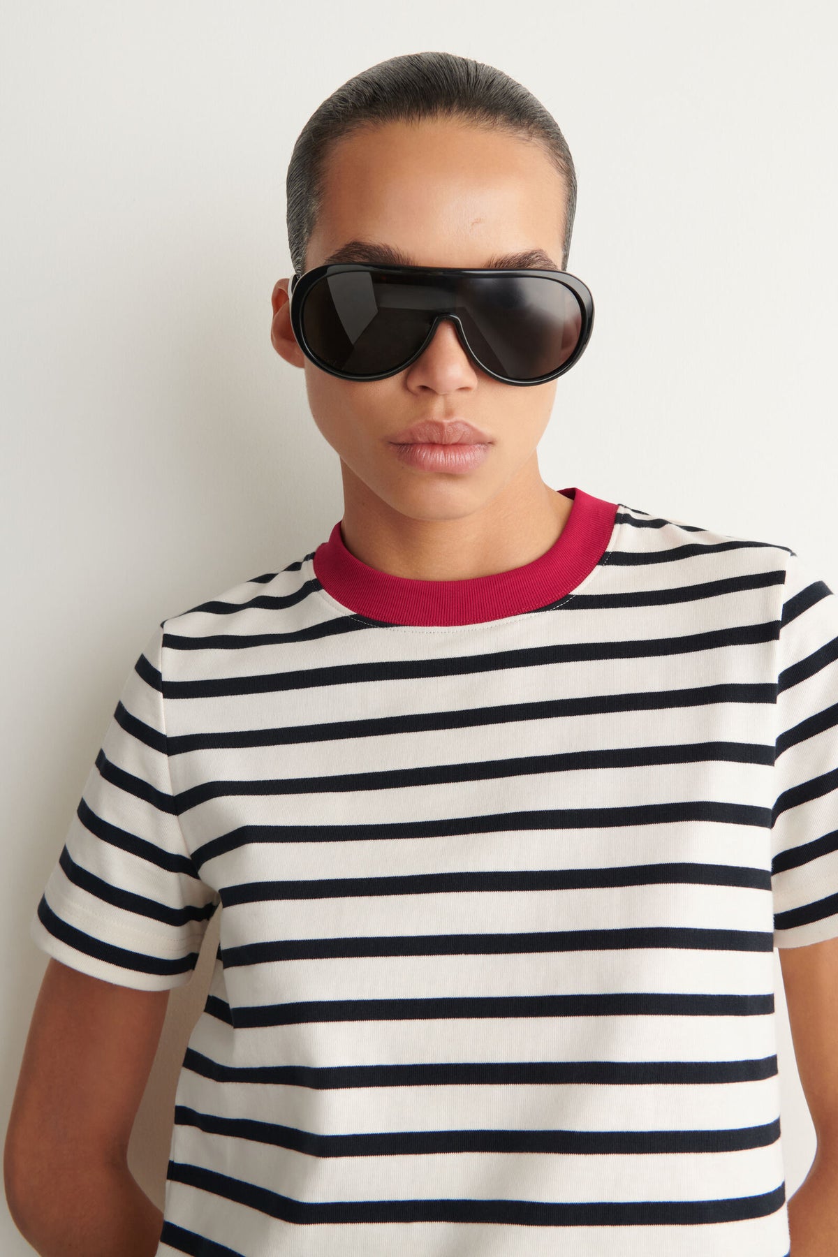 CAMISETA DE CORTE LIMPIO - NEGRO / BLANCO / ROJO / A RAYAS