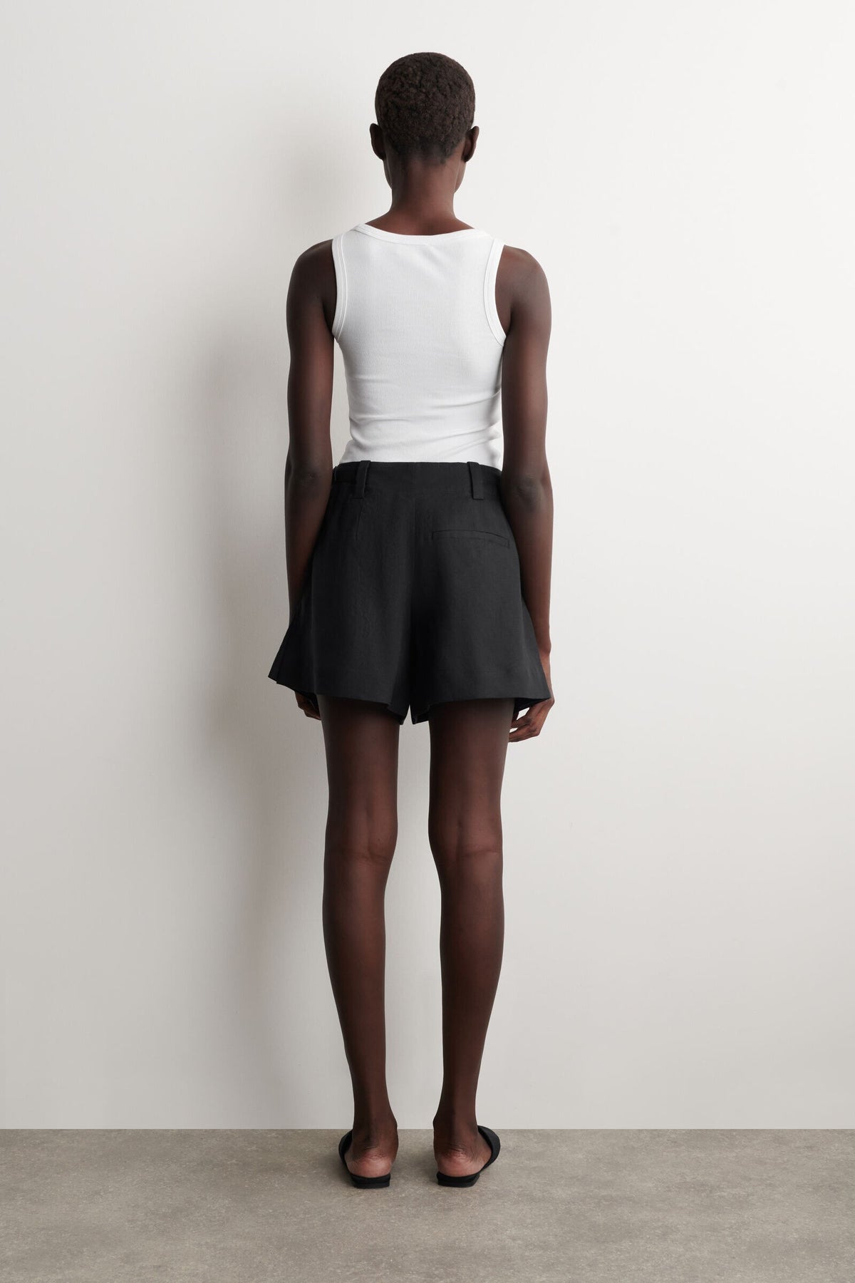 SHORTS DE LINO CON PLIEGUES Y CINTURÓN - NEGRO - StillMedia/Lookbook