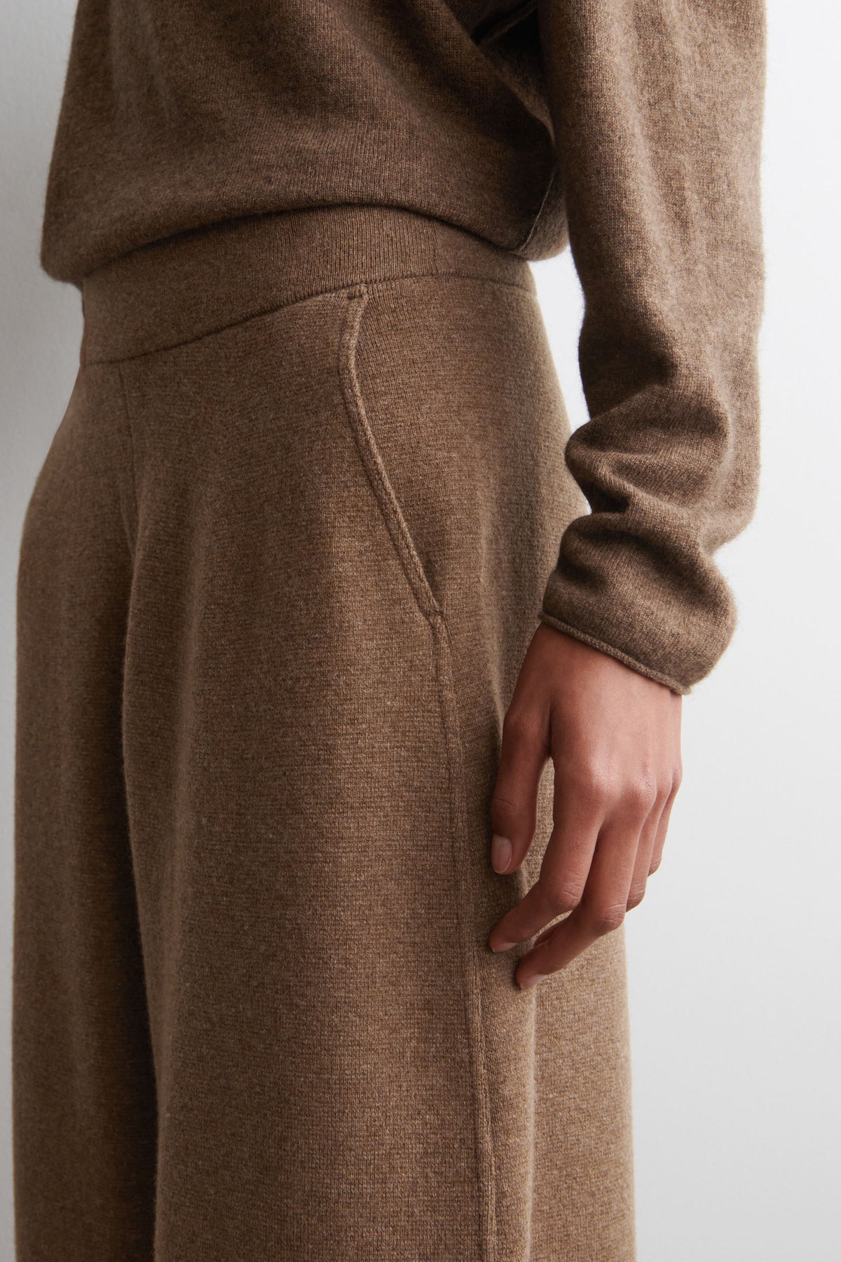 PANTALONES DE PIERNA BARREL DE LANA MERINO - MARRÓN JASPEADO