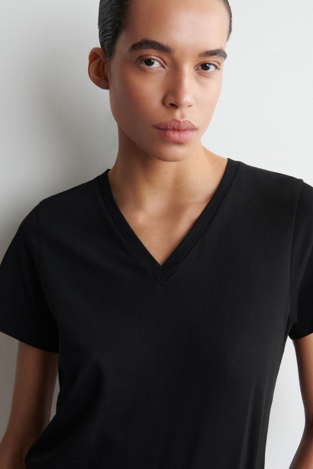 CAMISETA ALGODÓN CUELLO PICO - NEGRO