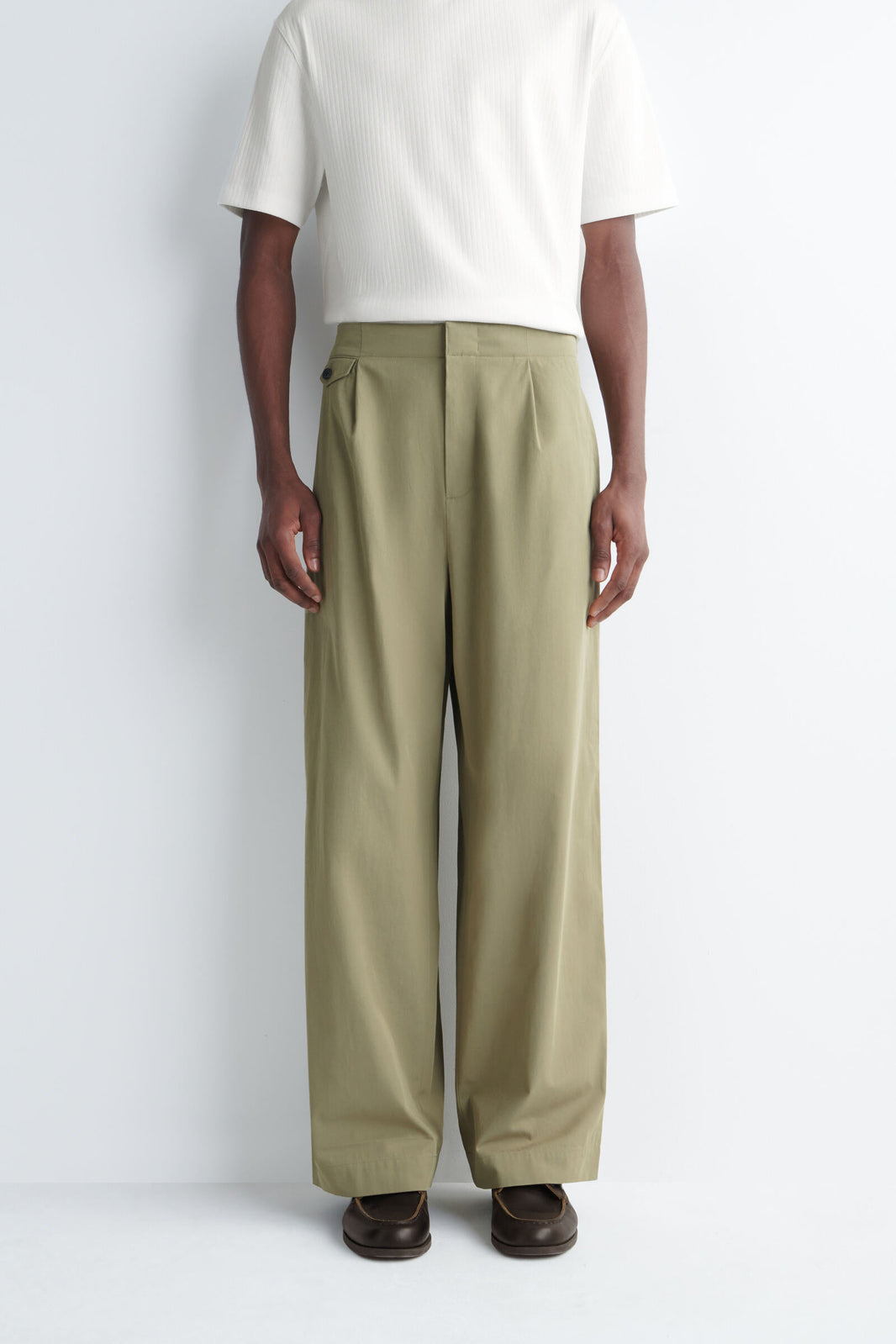 PANTALONES DE CORTE RELAJADO Y PIERNA ANCHA CON BOLSILLOS - KAKI