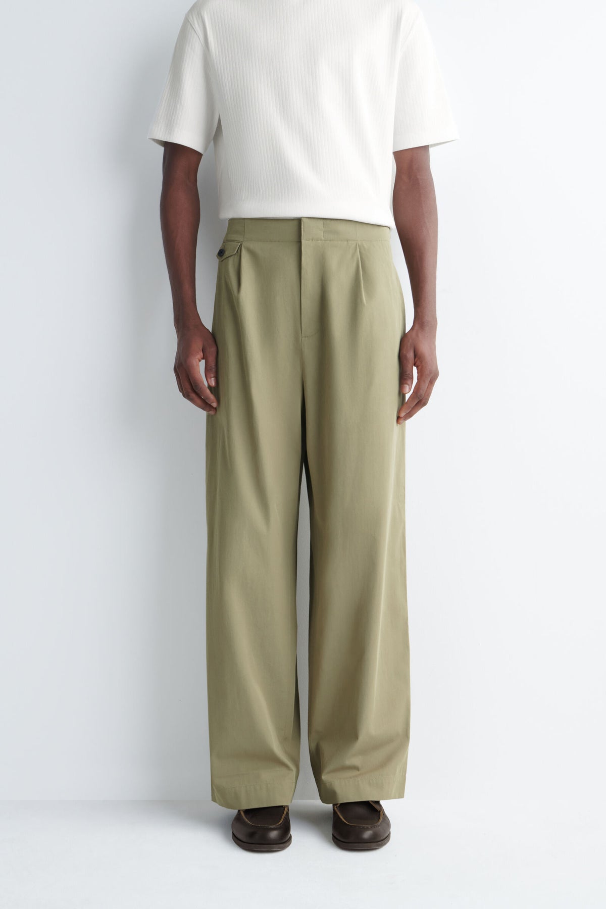 PANTALONES DE CORTE RELAJADO Y PIERNA ANCHA CON BOLSILLOS - KAKI