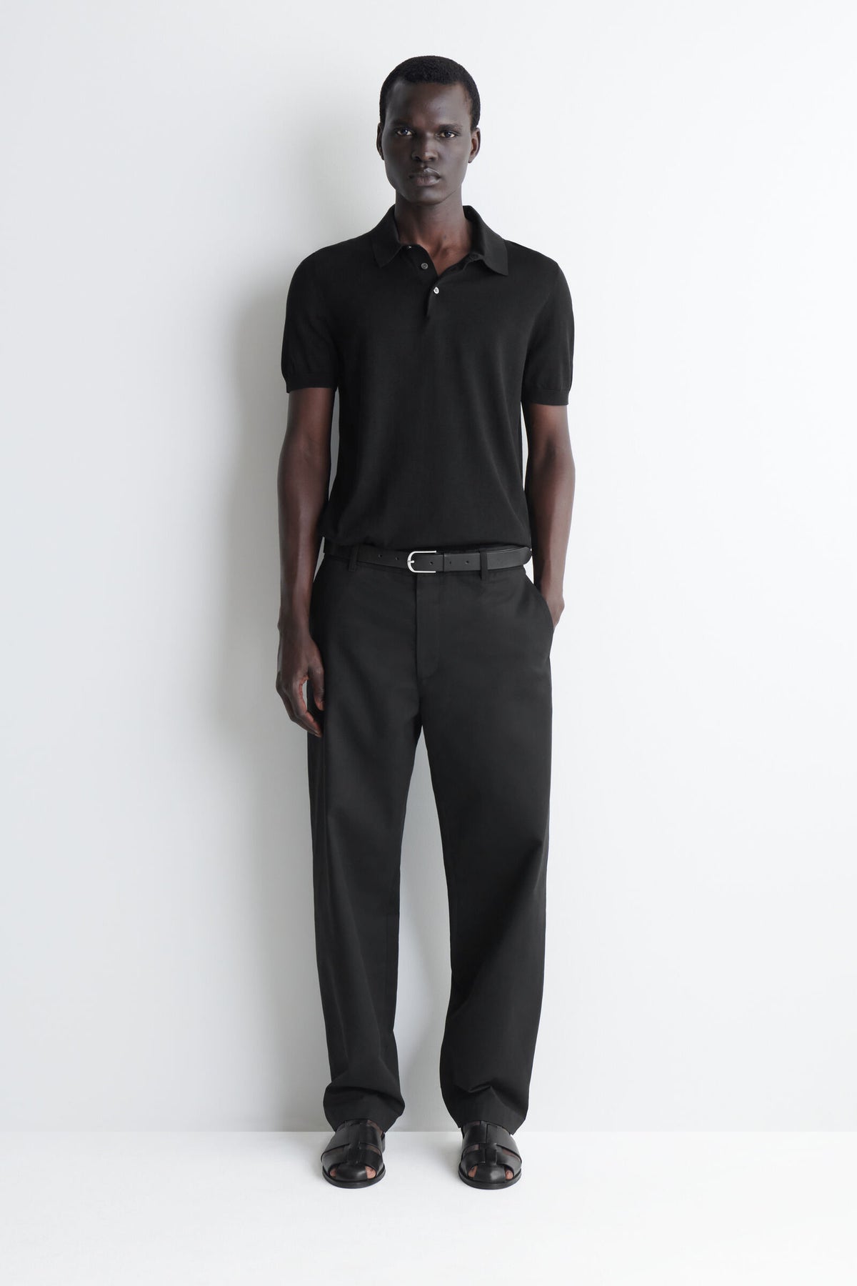 CHINOS DE ALGODÓN CON CORTE REGULAR Y PIERNA RECTA - NEGRO