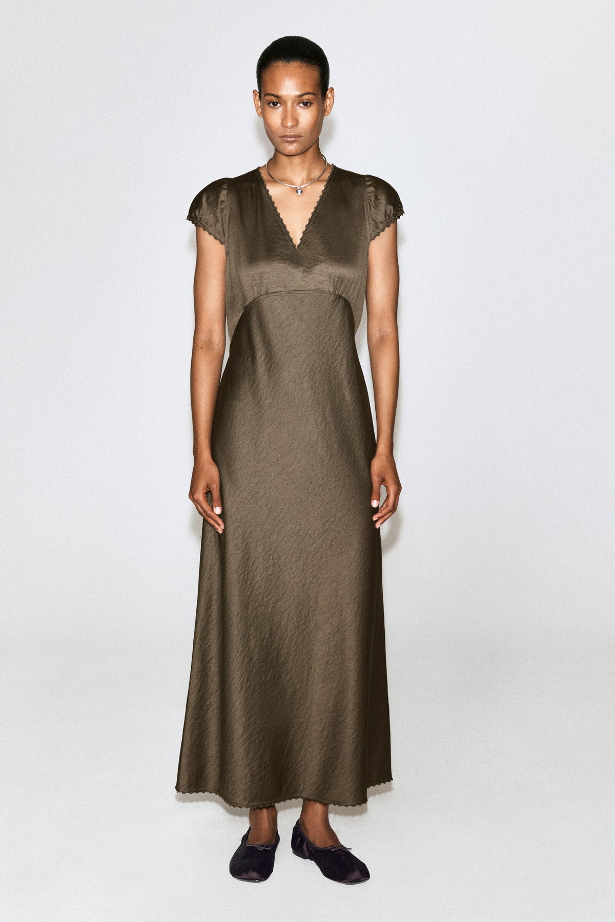 VESTIDO MIDI DE SATÉN BORDADO - MARRÓN