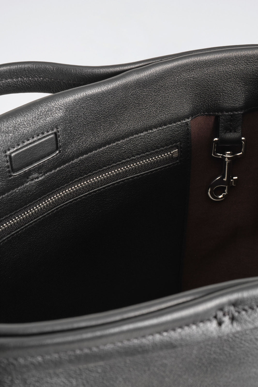 BOLSO DE MANO CON CORREA - PIEL - NEGRO | DescriptiveDetail