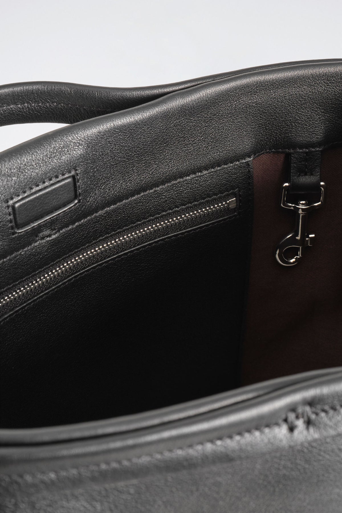 BOLSO DE MANO CON CORREA - PIEL - NEGRO | DescriptiveDetail