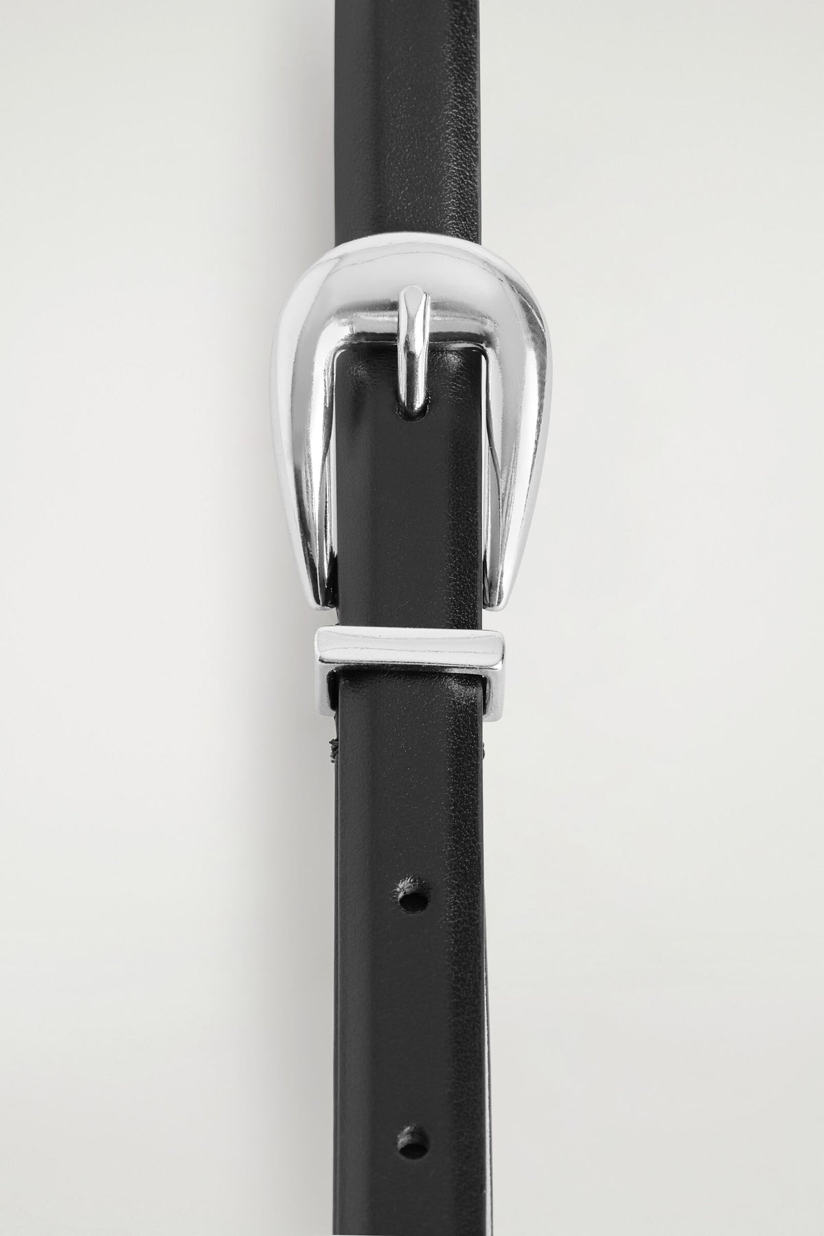 CINTURÓN DE CUERO CON HEBILLA ESCULTÓRICA - NEGRO / PLATA | DescriptiveDetail