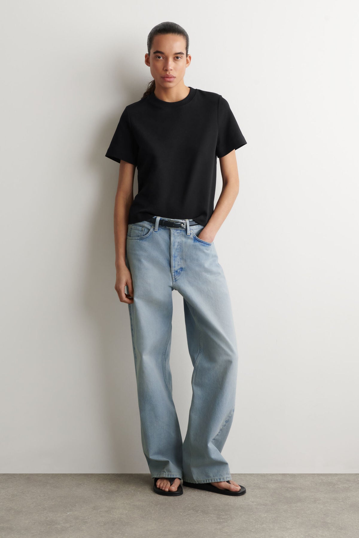 CAMISETA DE CORTE LIMPIO - NEGRO