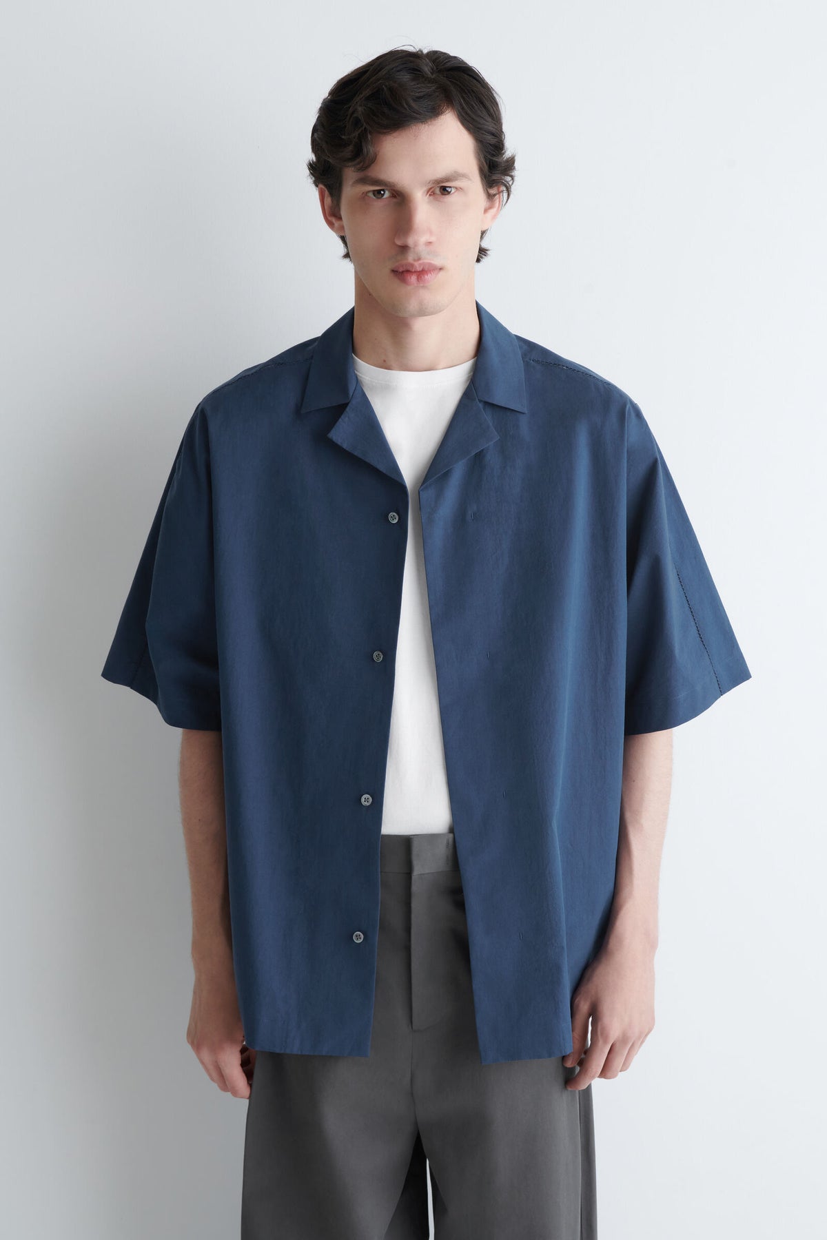CAMISA DE ALGODÓN PIMA CON CUELLO CAMPER Y BORDADOS - AZUL MARINO