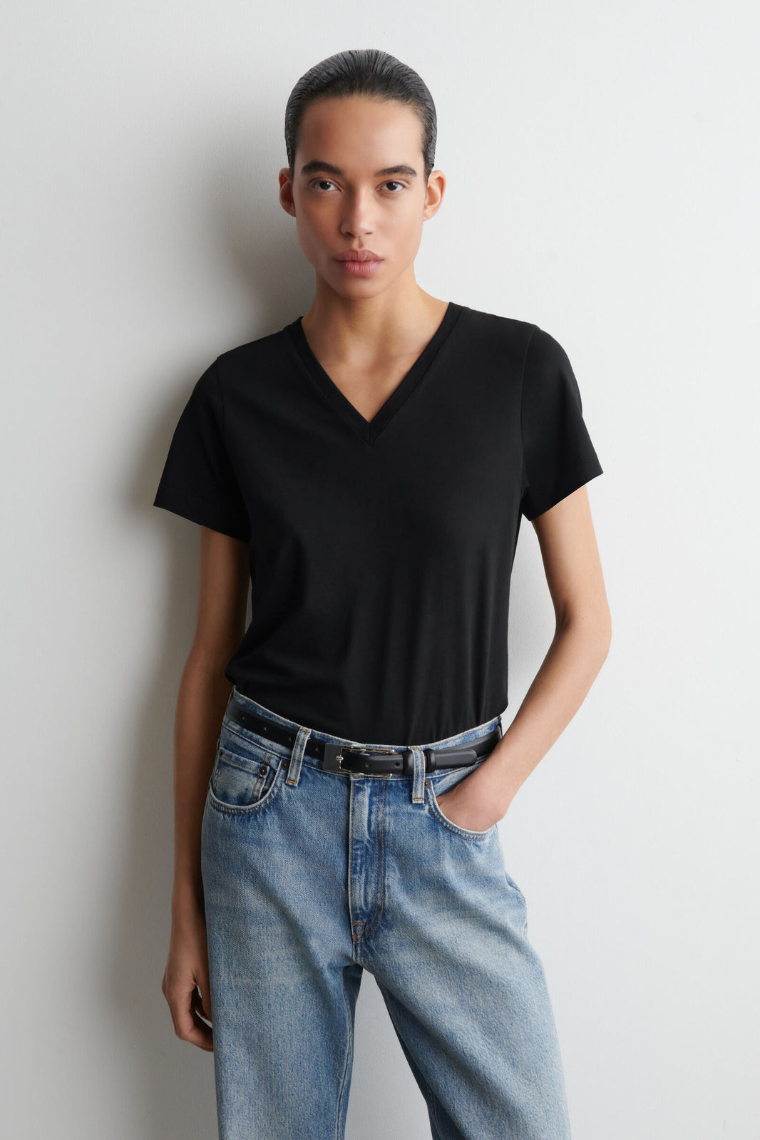 CAMISETA ALGODÓN CUELLO PICO - NEGRO