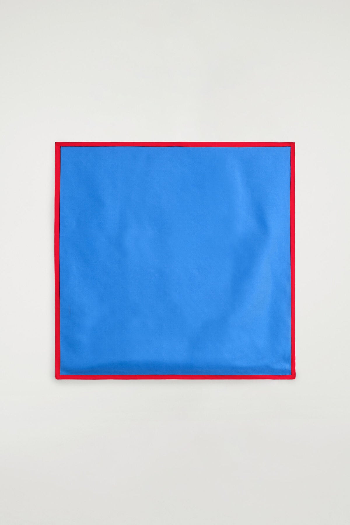 PAÑUELO DE SEDA CON CONTRASTE - AZUL / ROJO | DescriptiveStillLife